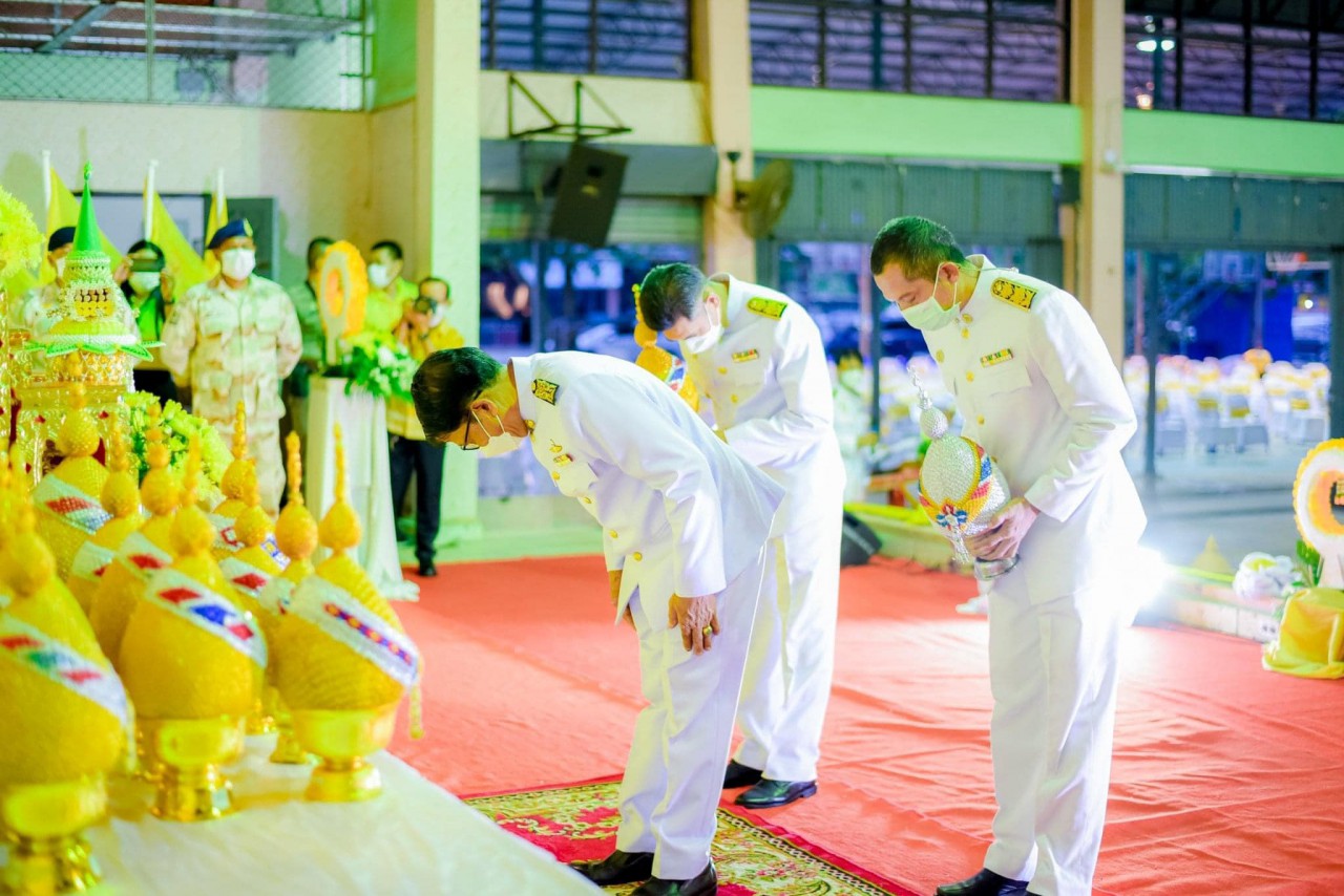 กิจกรรมเฉลิมพระเกียรติพระบาทสมเด็จพระเจ้าอยู่หัว เนื่องในโอกาสวันเฉลิมพระชนมพรรษา 28 กรกฎาคม 2565 พิธีถวายเครื่องราชสักการะและวางพานพุ่ม และพิธีจุดเทียนถวายพระพรชัยมงคล ณ หอประชุมโรงเรียนเวียงสระ