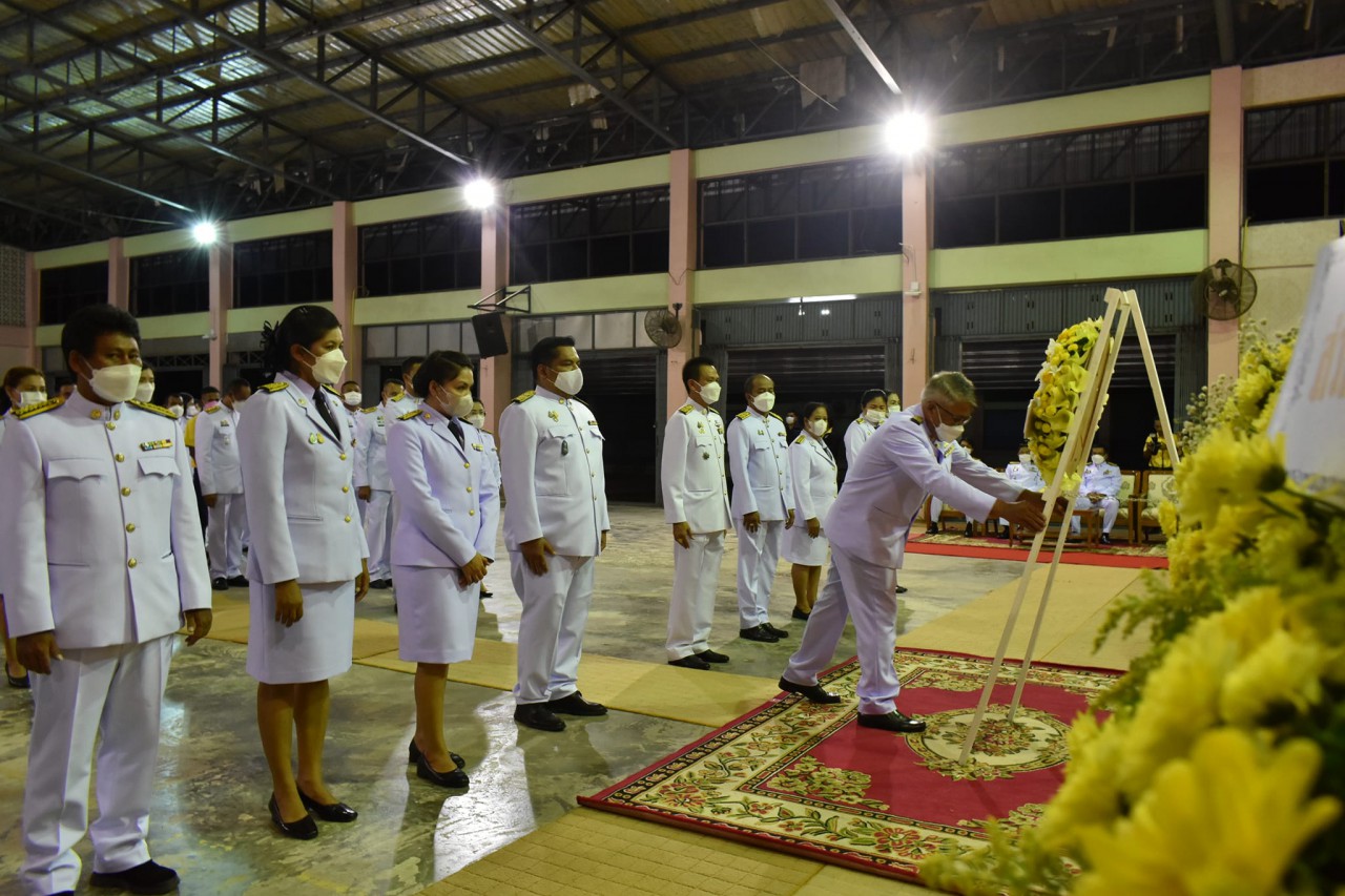 กิจกรรมน้อมรำลึกในพระมหากรุณาธิคุณ เนื่องในวันคล้ายวันสวรรคต พระบาทสมเด็จพระบรมชนกาธิเบศร มหาภูมิพลอดุลยเดชมหาราช บรมนาถบพิตร 13 ตุลาคม 2565 (พิธีวางพวงมาลา) ณ หอประชุมโรงเรียนเวียงสระ