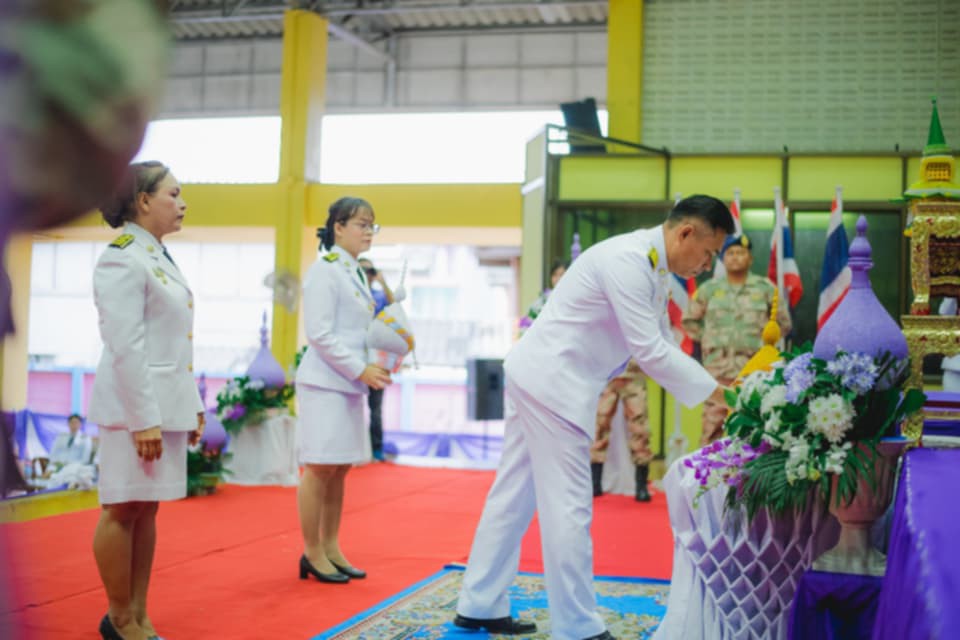 พิธีถวายเครื่องราชสักการะและวางพานพุ่ม พิธีจุดเทียนถวายพระพรชัยมงคล เนื่องในวันเฉลิมพระชนมพรรษาสมเด็จพระนางเจ้าฯ พระบรมราราชินี ณ โรงเรียนหัวสพานมิตรภาพที่ 217