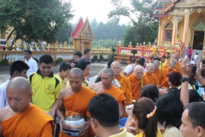 ร่วมทำบุญตักบาตร